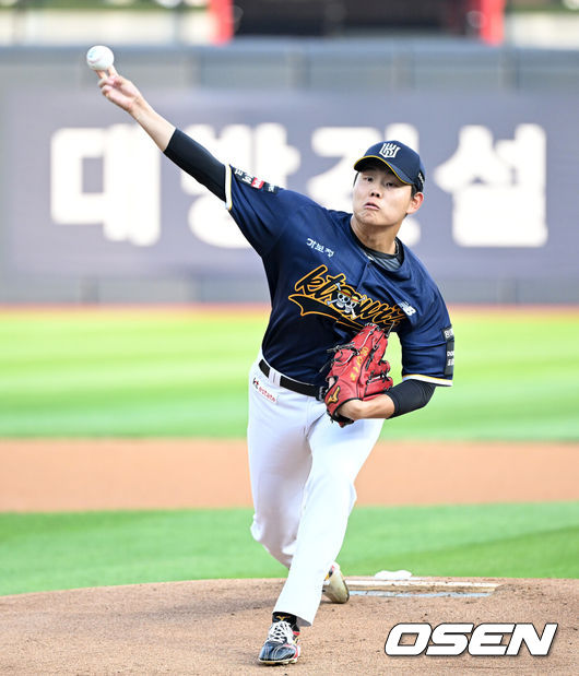 [OSEN=수원, 이대선 기자] 31일 수원 KT위즈파크에서 2026 신한 SOL KBO리그 KT 위즈와 한화 이글스의 경기가 열렸다.이날 KT는 소형준, 한화는 류현진을 선발로 내세웠다.1회초 무사에서 KT 선발투수 소형준이 역투하고 있다. 2026.07.31 /sunday@osen.co.kr