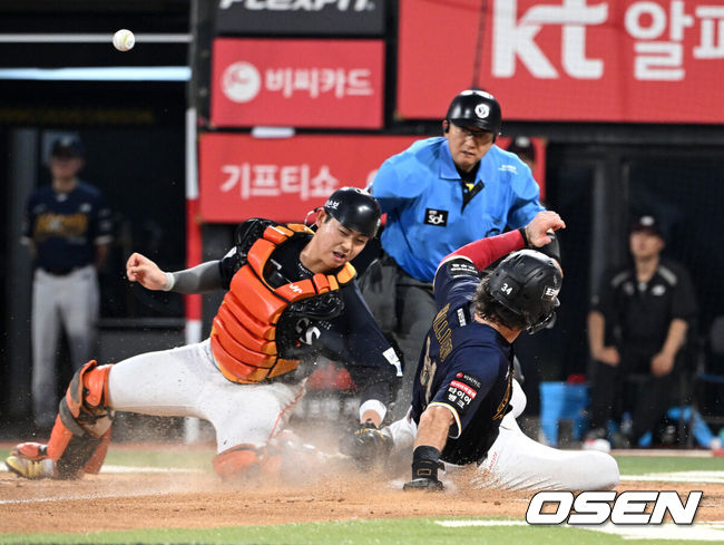 [OSEN=수원, 이대선 기자] 31일 수원 KT위즈파크에서 2026 신한 SOL KBO리그 KT 위즈와 한화 이글스의 경기가 열렸다.이날 KT는 소형준, 한화는 류현진을 선발로 내세웠다.4회말 1사 만루에서 KT 오윤석 희생플라이 때 태그업을 시도한 3루주자 힐리어드가 득점을 올리고 있다. 2026.07.31 /sunday@osen.co.kr