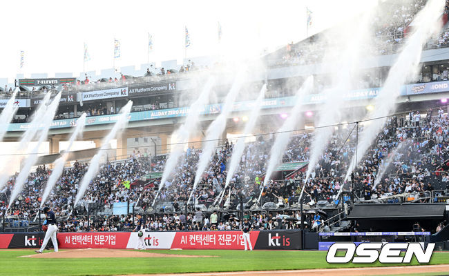 [OSEN=수원, 이대선 기자] 31일 수원 KT위즈파크에서 2026 신한 SOL KBO리그 KT 위즈와 한화 이글스의 경기가 열렸다.이날 KT는 소형준, 한화는 류현진을 선발로 내세웠다.KT 응원단이 물대포를 쏘며 응원을 하고 있다. 2026.07.31 /sunday@osen.co.kr