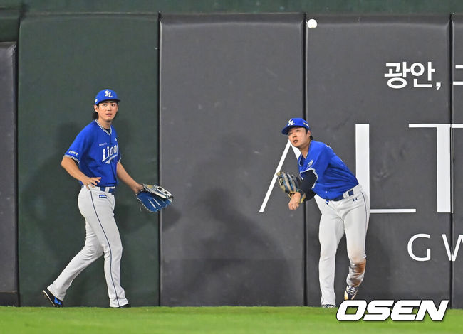 [OSEN=부산, 이석우 기자] 31일 부산 사직야구장에서 2026 신한 SOL KBO 리그 롯데 자이언츠와 삼성 라이온즈의 경기가 열렸다. 홈팀 롯데는 김진욱이, 방문팀 삼성은 원태인이 선발 출전했다.삼성 라이온즈 김현준이 8회말 무사 1루 롯데 자이언츠 김동혁의 타구를 잡아 아웃시키고 있다. 2026.07.31 / foto0307@osen.co.kr