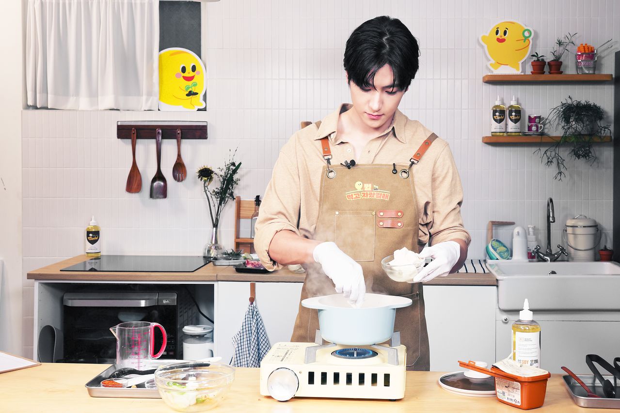 현재가 '뭘 먹고 자랐길래 시즌2-텔레파시 키친'에서 차돌 두부 된장찌개를 만들고 있다. 사진 송미성