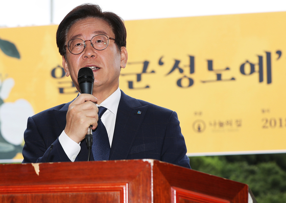 '귀향'을 연출한 조정래 감독은 "이재명 대통령은 경기도지사 시절 피해자 중심의 시각에서 바라본 일본군 위안부 문제 해결을 반복해서 언급했다"면서 "일본 정부의 조속한 배상과 제대로 된 사과를 이끌어내야 한다"고도 강조했다. 사진은 2018년 8월 11일 경기도 광주시 나눔의 집에서 열린 일본군성노예피해자 기림행사에서 이재명 경기도지사가 기림사를 하고 있는 모습이다. 연합뉴스