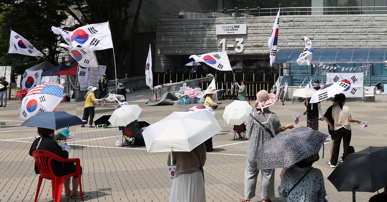 투표용지 부족 사태에 반발하는 집회가 핸드볼경기장을 봉쇄한 채 두 달 가까이 이어지고 있다. 뉴스1