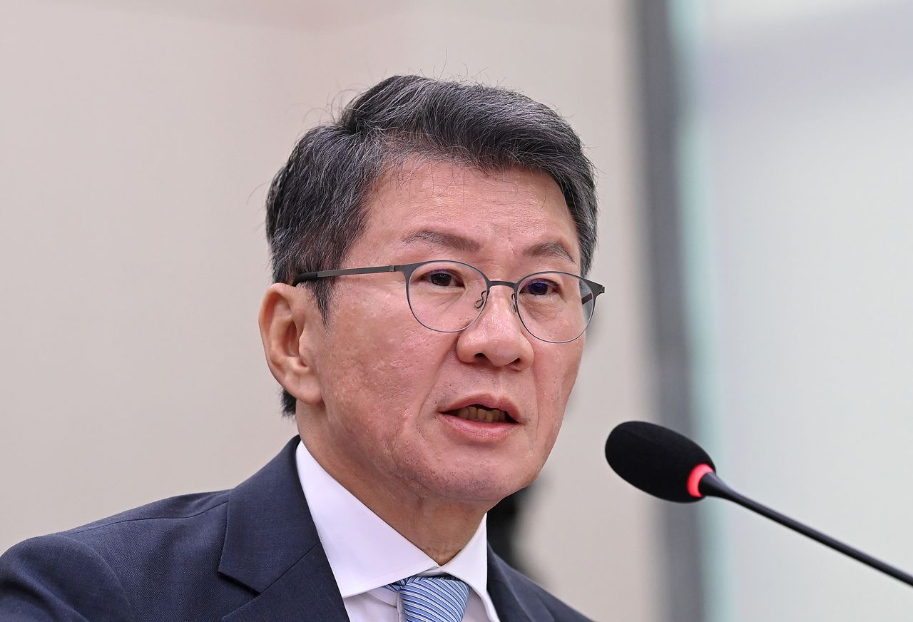서울 여의도 국회에서 열린 문화체육관광위원회의 대한축구협회 현안 관련 청문회에서 의원 질의에 답변하고 있다. 뉴시스