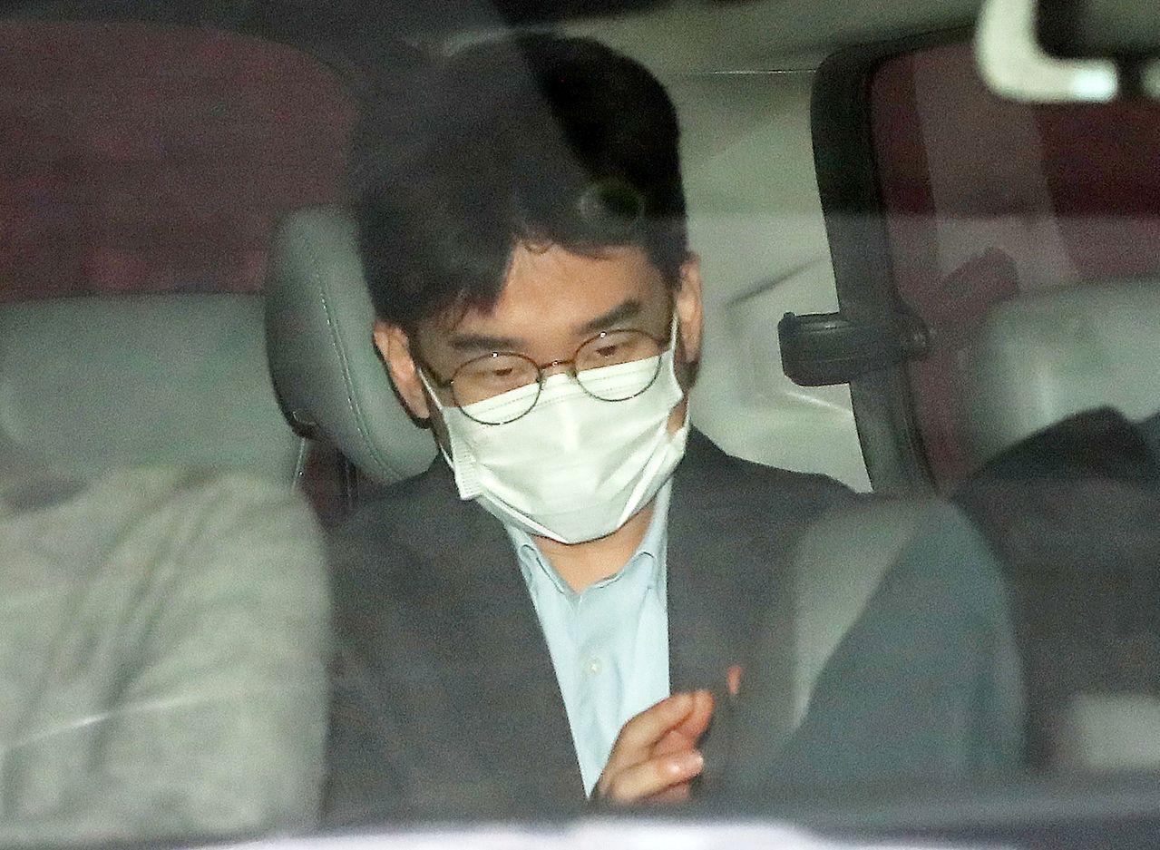 '피습 자작극' 혐의로 구속된 정이한 전 개혁신당 부산시장 후보가 16일 오전 부산 동래구 동래경찰서에서 검찰로 송치되고 있다. 뉴스1