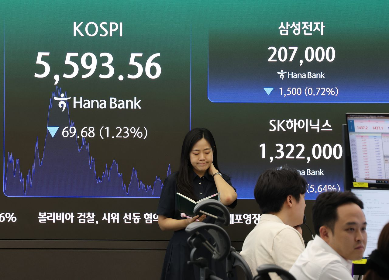 30일 삼성전자는 전날보다 0.72% 내린 20만7000원, SK하이닉스는 5.64% 내린 132만2000원에 거래를 마쳤다. 지난 29일 장중 한때 삼성전자는 18만9200원, SK하이닉스는 124만6000원까지 밀리기도 했다. 이는 고점 대비 반 토막 이하로 떨어진 주가다. 연합뉴스
