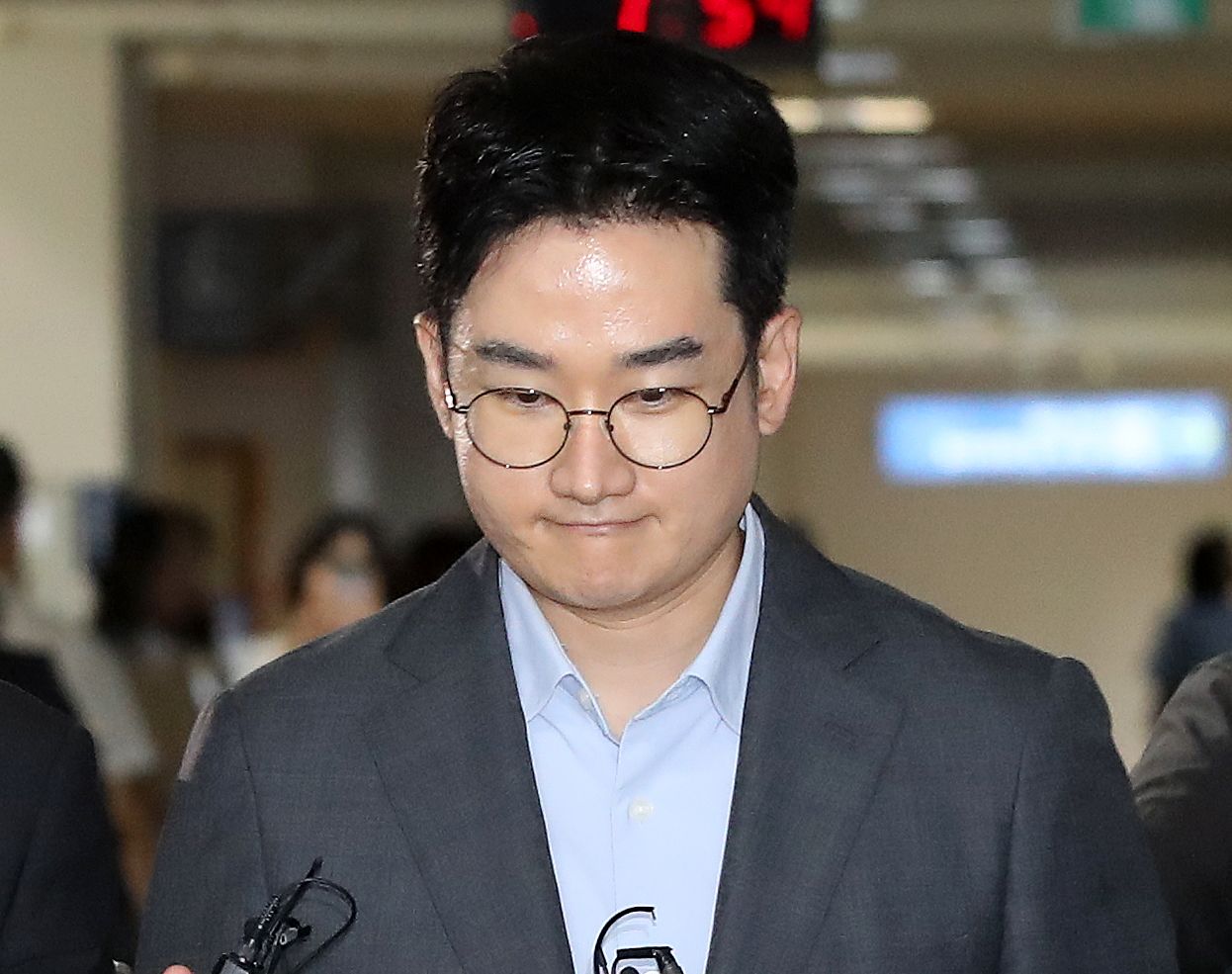 6·3 지방선거 당시 '음료컵 테러' 사건의 자작극 의혹을 받는 정이한 전 개혁신당 부산시장 후보가 8일 오후 부산 연제구 부산지방법원에서 열린 구속 전 피의자 심문(영장실질심사)에 출석하고 있다.  정 전 후보와 음료컵을 던진 30대 남성 A 씨는 위계에 의한 공무집행방해와 공직선거법 위반 등 혐의를 받는다. 뉴스1