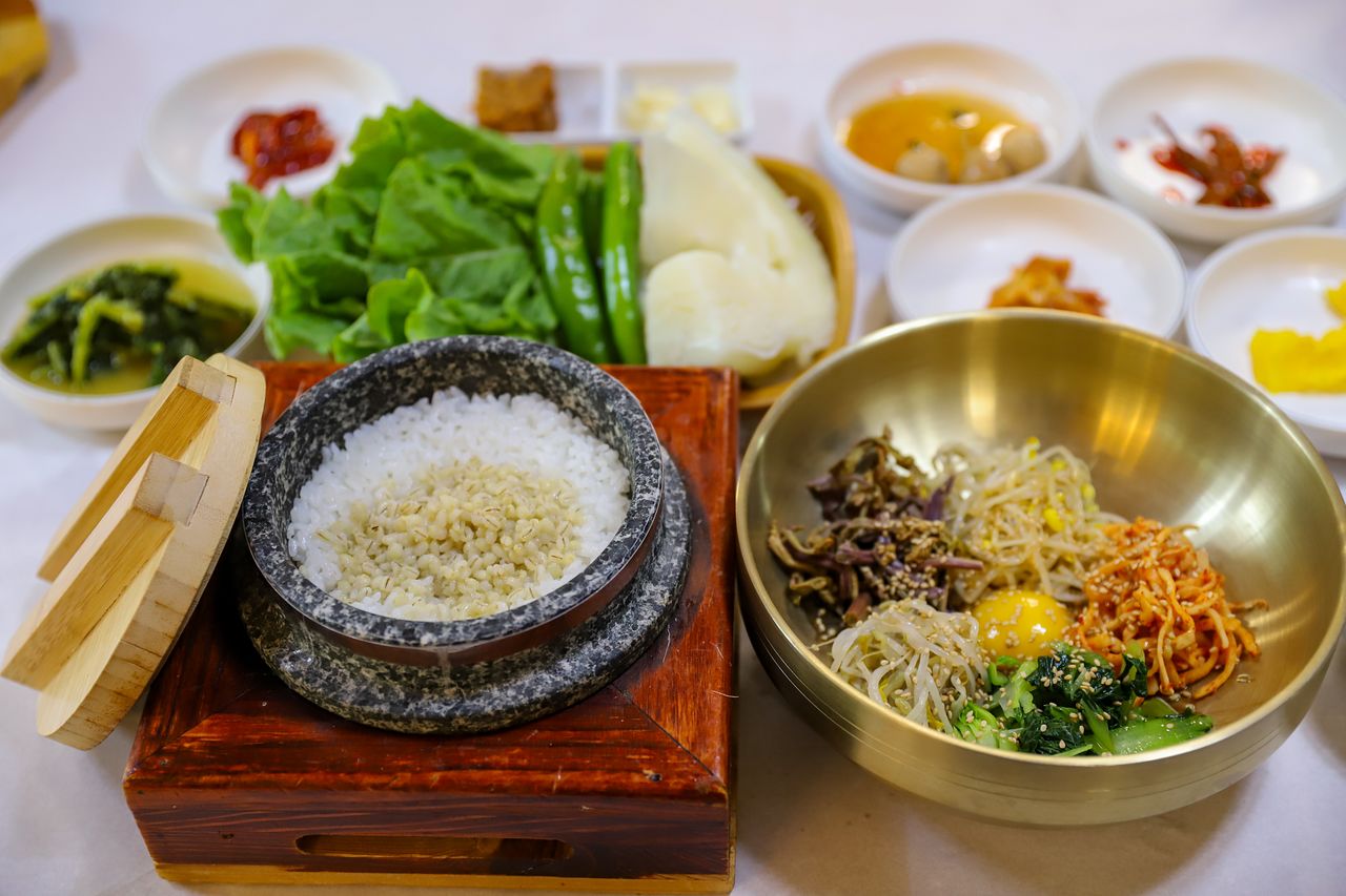 해남 ‘기송정’ - 해남 대흥사 어귀에 자리한 ‘기송정’에서 파는 돌솥보리쌈밥. 손님이 주문할 때마다 바로바로 지어서 내주는 밥이 차지고 고소하다. 채소에 싸 먹는 제육볶음도 맛있다.
