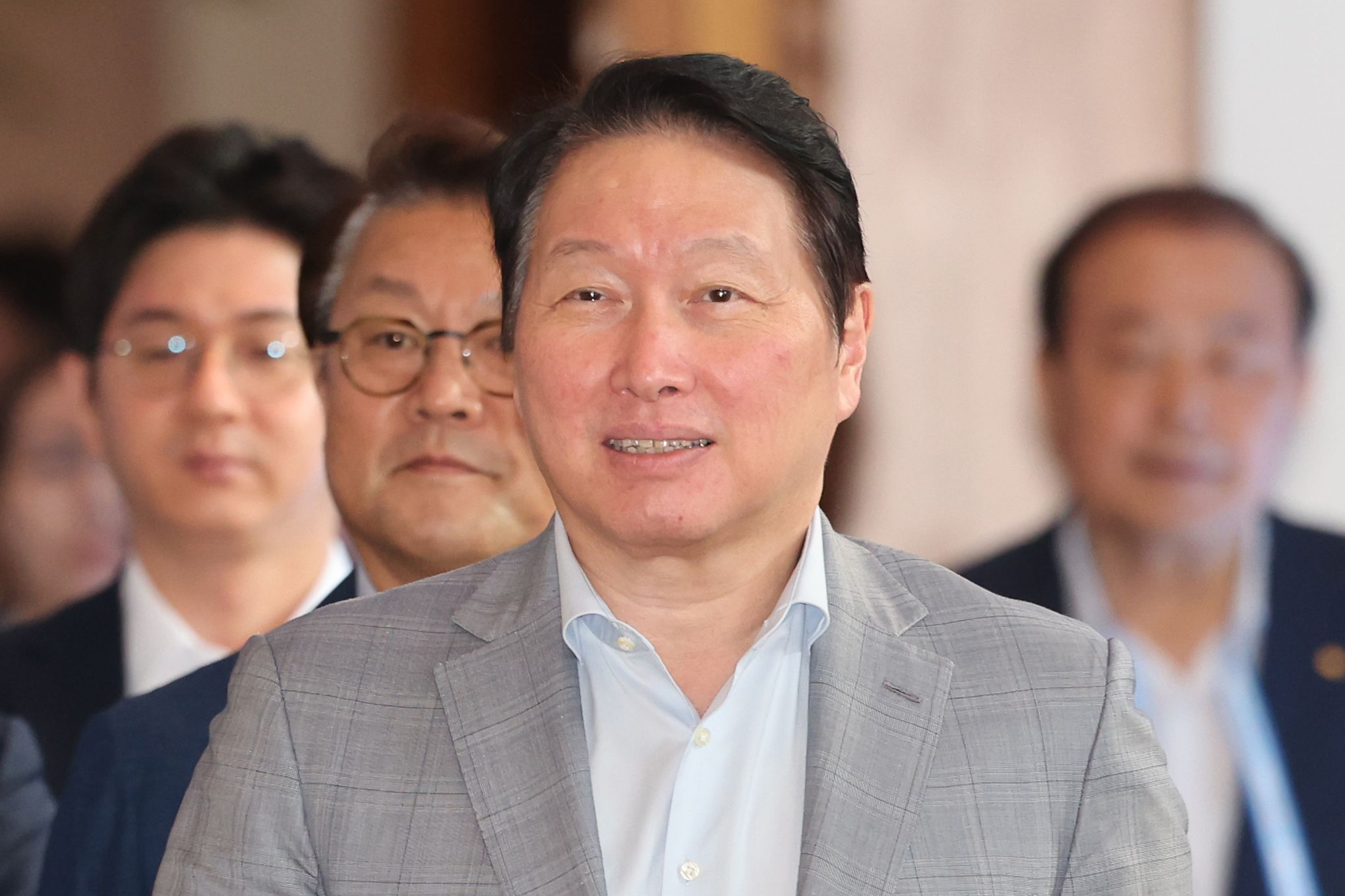 지난 15일 제주 서귀포시 색달동 신라호텔에서 열린 제49회 대한상의 제주포럼 개회식에서 최태원 SK그룹 회장이 입장하고 있다. 연합뉴스