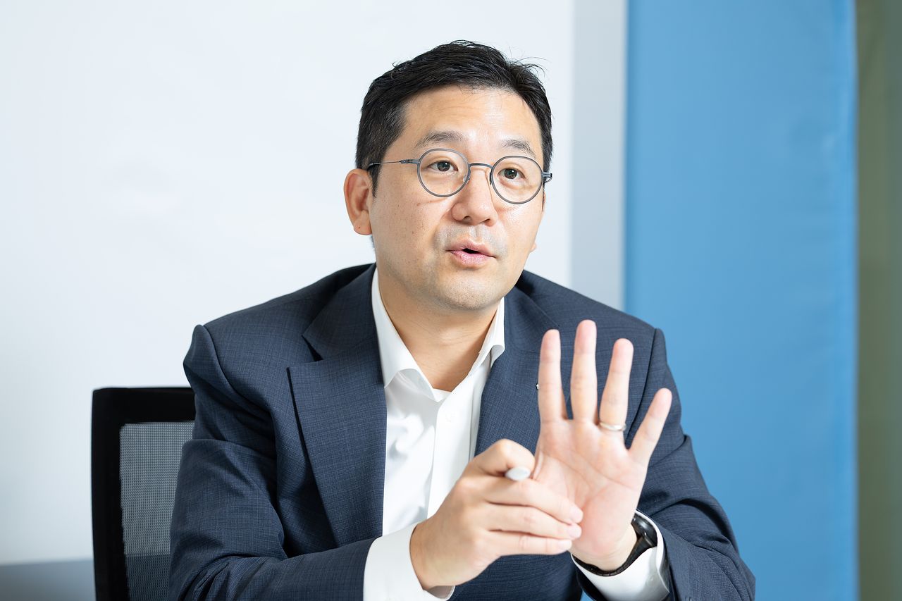 지난 10일 중앙일보와 만난 남용수 한국투자신탁운용 ETF본부장은 “전력 인프라 섹터는 메모리 가격처럼 분기 이익을 흔드는 변수가 적어 안정적이라는 강점이 있다”며 “AI 모델의 승자가 누구이고, D램 메모리 진영의 경쟁 구도가 어떻게 재편되는지와 무관하게 전력은 필수 인프라이기 때문에 꾸준히 믿고 투자할 수 있는 분야”라고 말했다. 우상조 기자