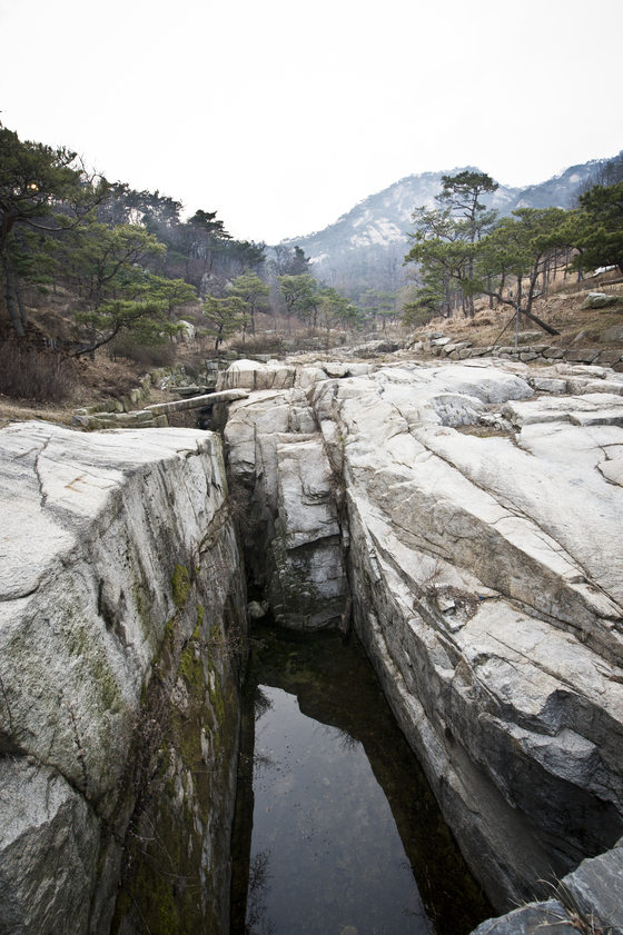 서울 종로구 수성동계곡. 가운데 보이는 돌다리가 기린교다. [중앙포토]