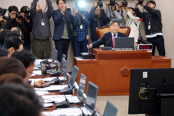 지난해 12월 4일 당시 국회 산업통상자원중소벤처기업위원회 이철규 위원장이 국회에서 열린 제419회 국회(정기회) 산업통상자원중소벤처기업위원회 제9차 전체회의에서 의사봉을 두드리고 있다. 이날 '주 52시간 예외 적용' 뺀 반도체특별법, 여야 합의로 산자위를 통과했다. 사진 연합뉴스 