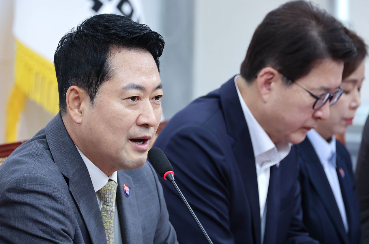 장동혁 국민의힘 대표(왼쪽)가 30일 국회에서 열린 최고위원회의에서 발언하고 있다. 임현동 기자