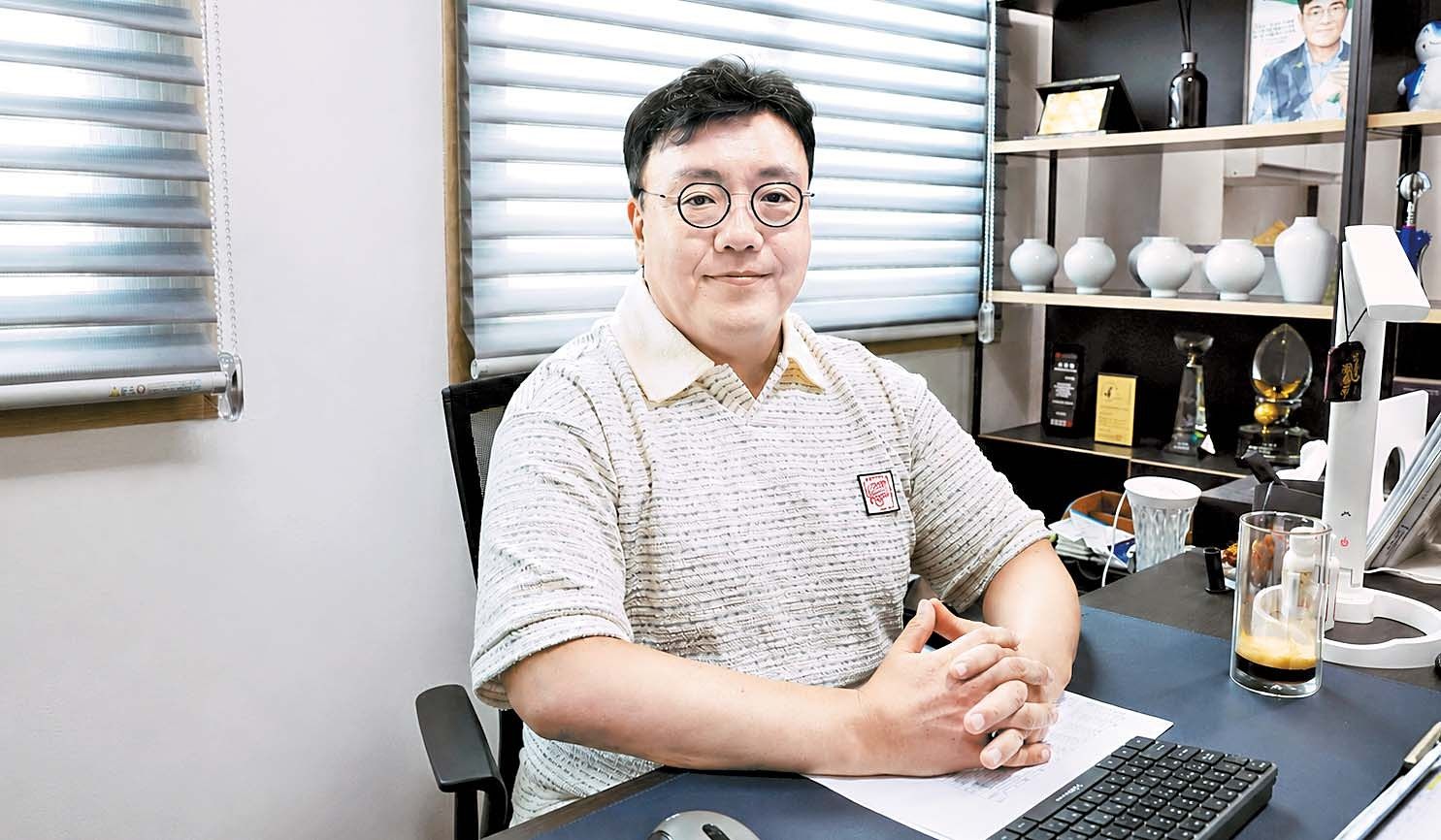 30여 년간 참치액을 만들어온 이재한 한라식품 대표. 국내 최초로 참치액을 개발한 이후 원재료와 제조 방식이 참치액의 맛을 좌우한다는 철학으로 훈연참치와 국내산 무와 다시마를 직접 우려 추출액을 만드는 방식을 고수하고 있다. 송정 기자