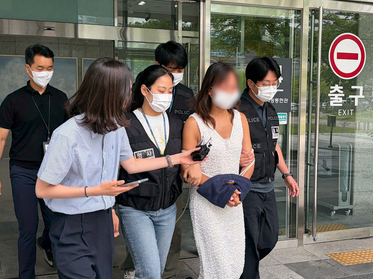 잠실 개표소 봉쇄 시위에서 경찰에게 침을 뱉은 혐의를 받는 김모씨가 지난달 구속심사를 받으러 가는 모습. 연합뉴스