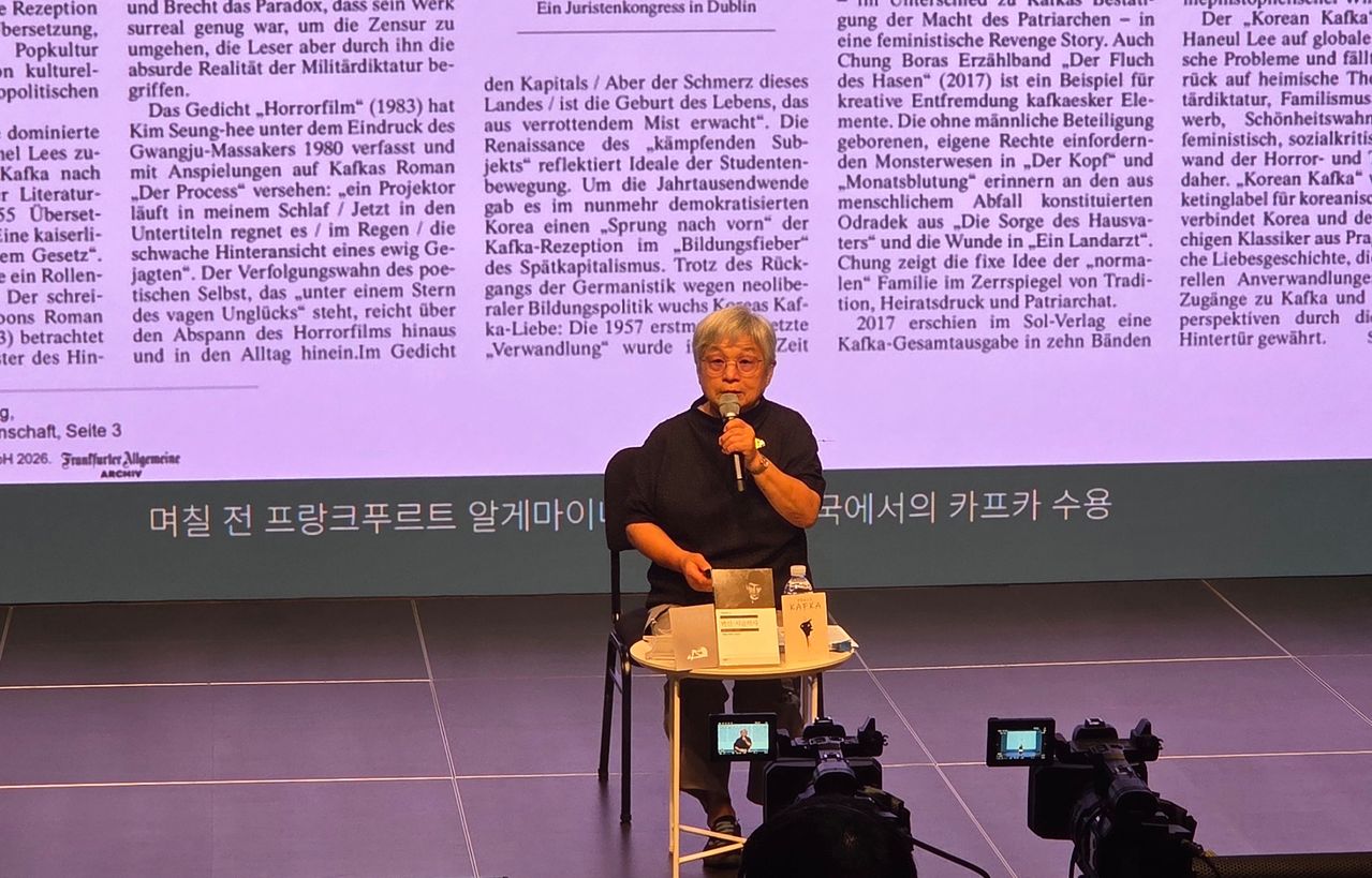 지난 29일 서울 종로구에서 열린 민음사 ‘세계문학기행’ 강연에서 전영애 서울대 명예교수가 강연을 하고 있다. 윤성민 기자