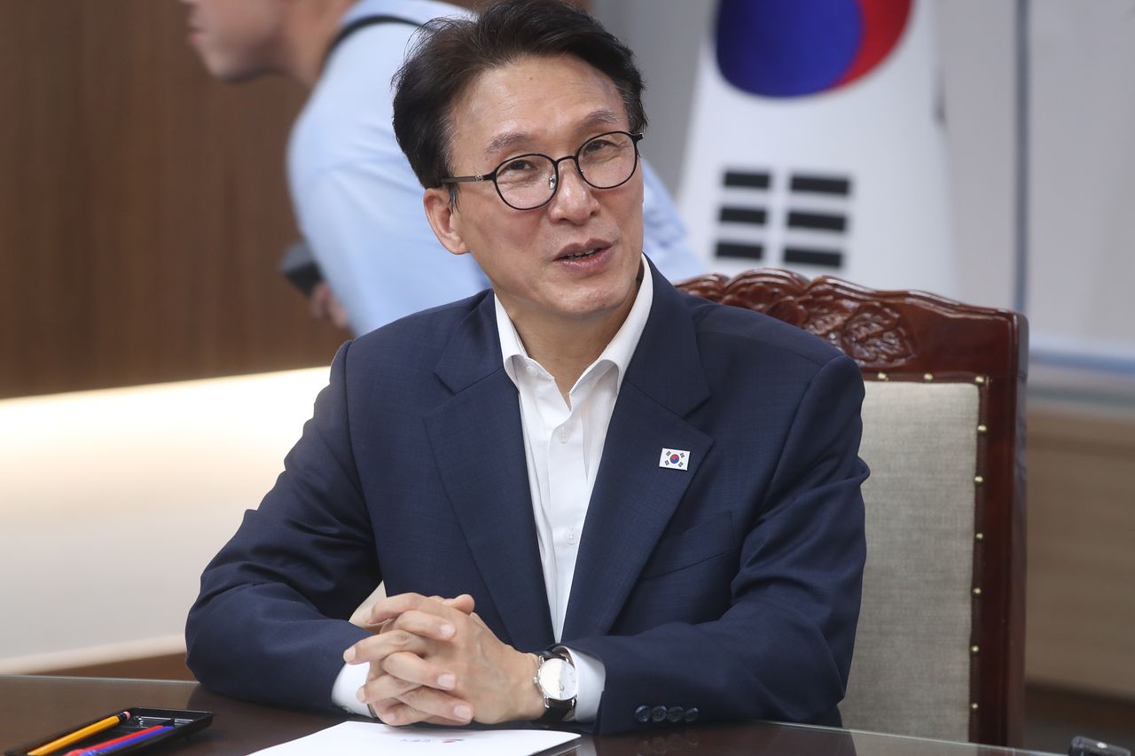 31일 강원 강릉시청 시민 사랑방에서 더불어민주당 김민석 당 대표 후보가 지역 현안을 듣던 중 웃고 있다. 연합뉴스