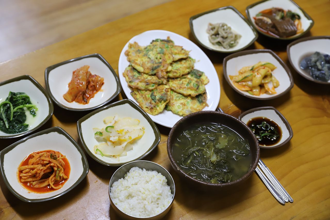 강진 ‘동문매반가’ - 강진 사의재 저잣거리에 자리한 식당 ‘동문매반가’는 다산 정약용이 해장용으로 즐겨 먹던 아욱국과 조밥을 판다. 일종의 세트 메뉴처럼 함께 파는 바지락전도 별미다.