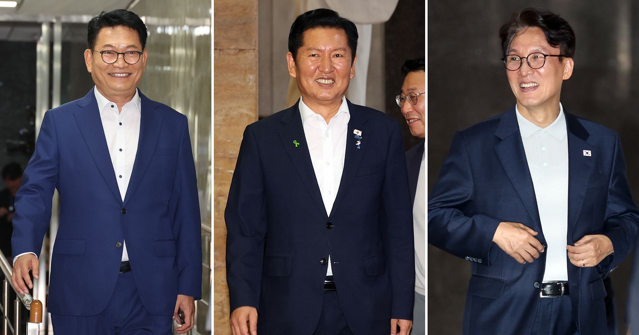 더불어민주당 송영길(왼쪽부터), 정청래, 김민석 당대표 후보가 8·17 전당대회 순회 경선을 하루 앞둔 31일 여의도 국회 본청에서 각각 일정을 하고 있다. 뉴시스