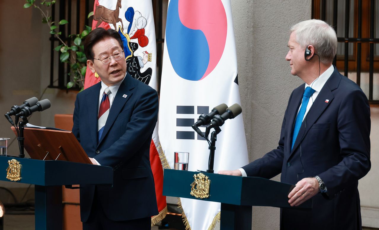  이재명 대통령이 30일(현지시간) 산티아고 대통령궁에서 열린 호세 안토니오 카스트 칠레 대통령과의 공동언론발표에서 발언하고 있다. 연합뉴스