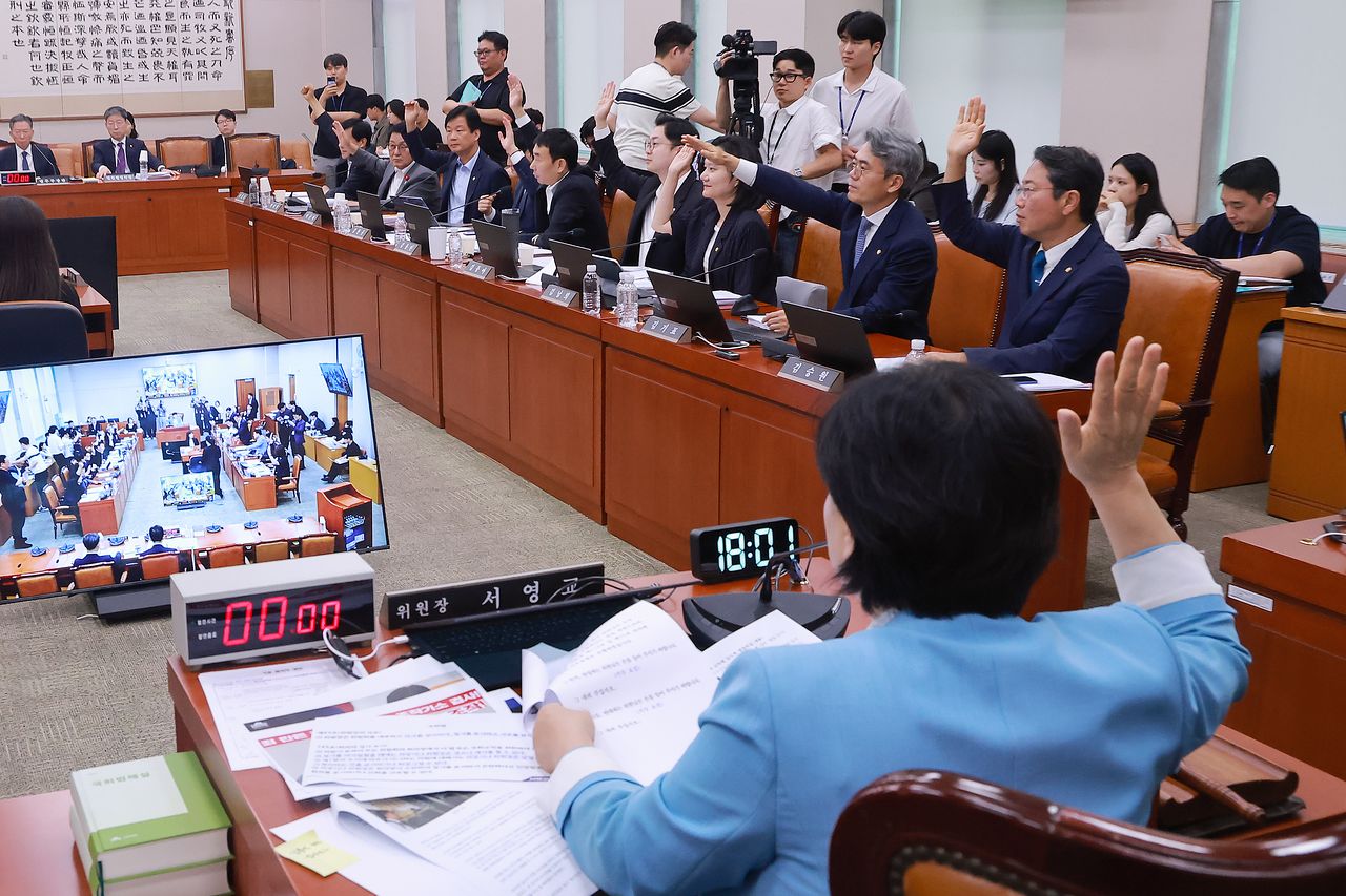 지난 29일 국회에서 열린 법제사법위원회 전체회의에서 위원장인 더불어민주당 서영교 의원과 민주당 소속 위원들이 검사의 보완수사권 폐지를 골자로 한 형사소송법 개정안에 대해 찬성 거수투표하고 있다. 연합뉴스