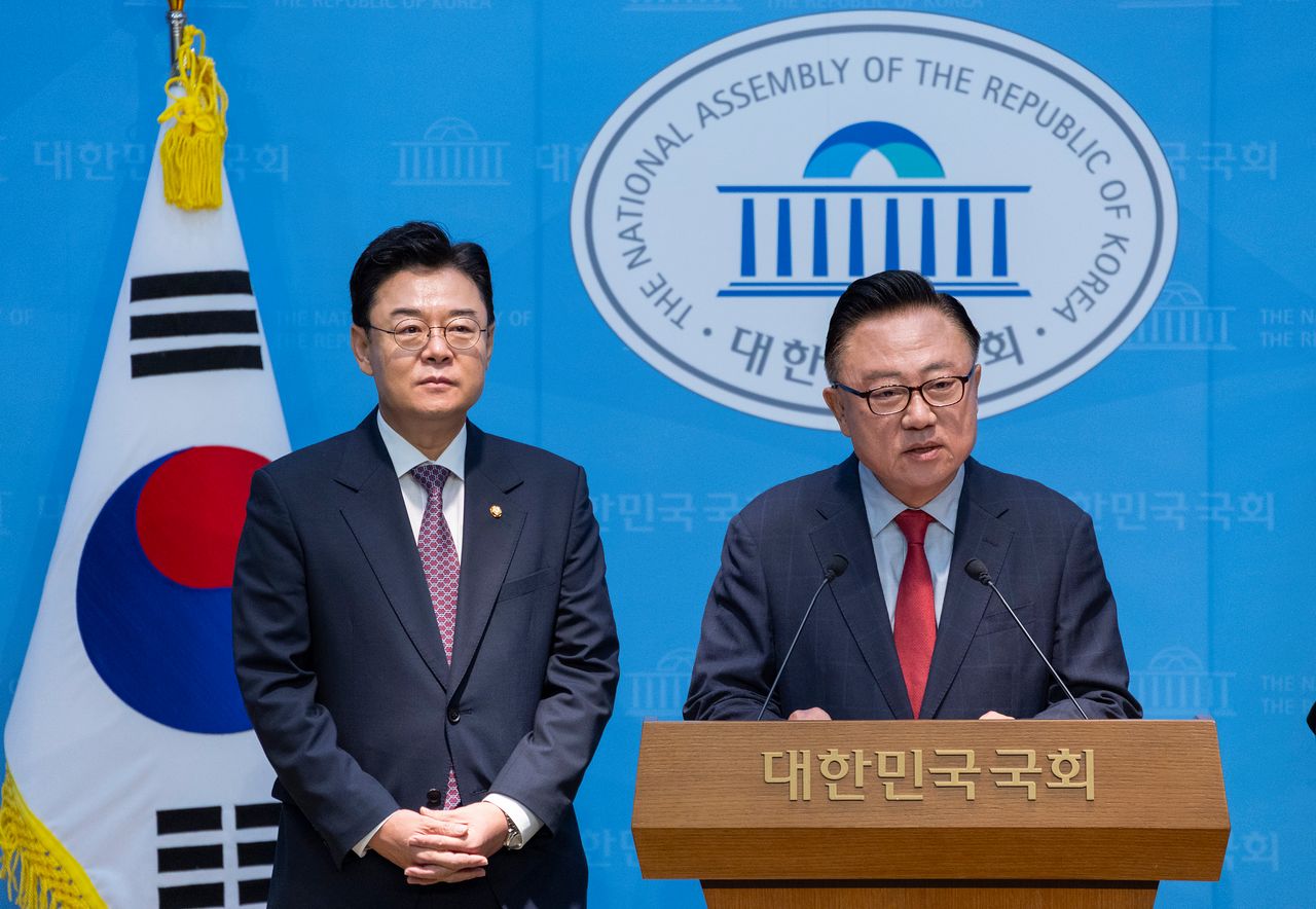 고동진 국민의힘 의원(오른쪽)과 국회 산업통상자원중소벤처기업위원회 위원장인 김성원 의원이 31일 국회 소통관에서 반도체 산업 경쟁력 확보를 위해 '주 52시간 규제 철폐' 담은 '반도체 특별법 개정안' 국회 제출 기자 회견을 하고 있다. 사진 연합뉴스 
