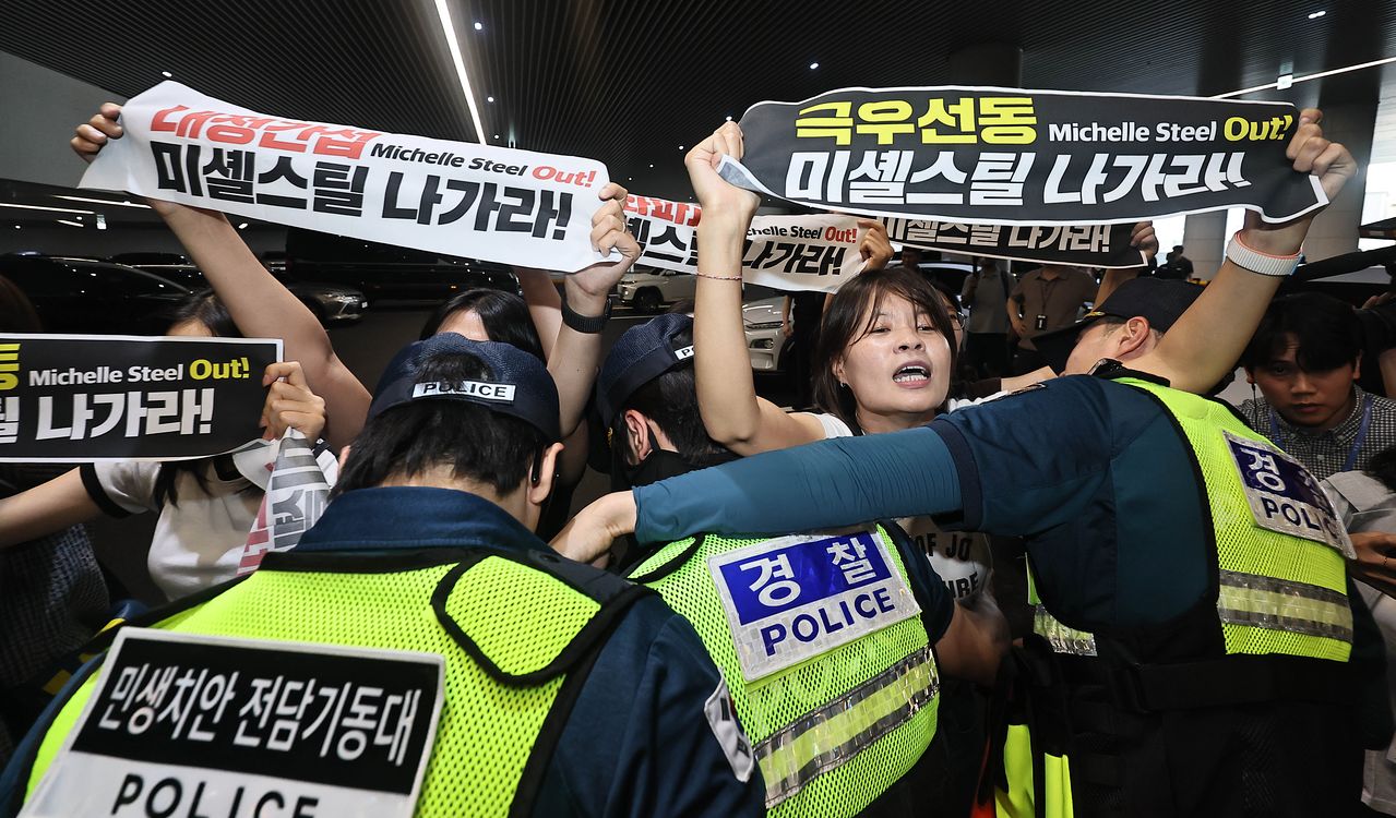 30일 인천공항 제2여객터미널을 통해 입국한 미셸 스틸 신임 주한미국대사가 떠나자 시위대가 손팻말을 든 채 반대 구호를 외치고 있다. 공항사진기자단