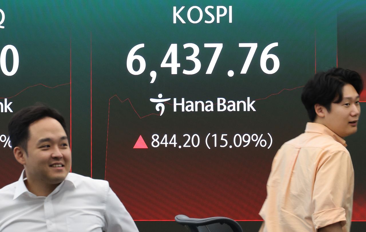 31일 서울 하나은행 본점 딜링룸에 코스피가 표시되고 있다. 코스피가 역대 최대 상승 폭을 경신하면서 폭등했다. 간밤 되살아난 반도체 투자심리에 반발 매수세가 쏟아졌다. 연합뉴스