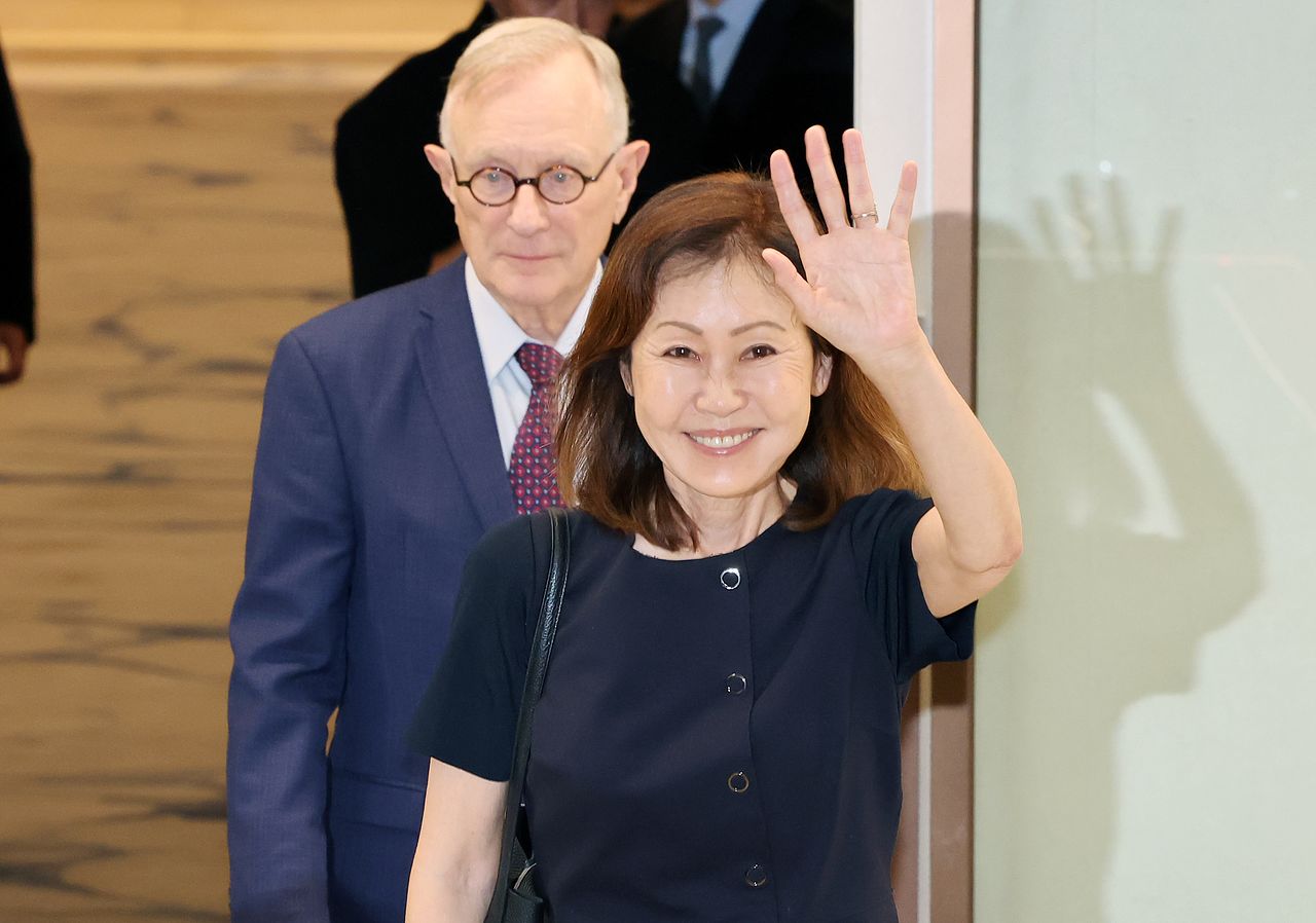 미셸 스틸(한국명 박은주) 신임 주한미국대사가 30일 인천국제공항 제2여객터미널을 통해 입국하고 있다. 왼쪽은 남편 숀 스틸 변호사. 한국계 첫 여성 주한 미국대사로 지명된 미셸 스틸 대사는 1955년 서울에서 태어난 실향민 2세로 2020년과 2022년 캘리포니아주 연방하원의원에 두 차례 당선된 정치인 출신이다. 뉴스1