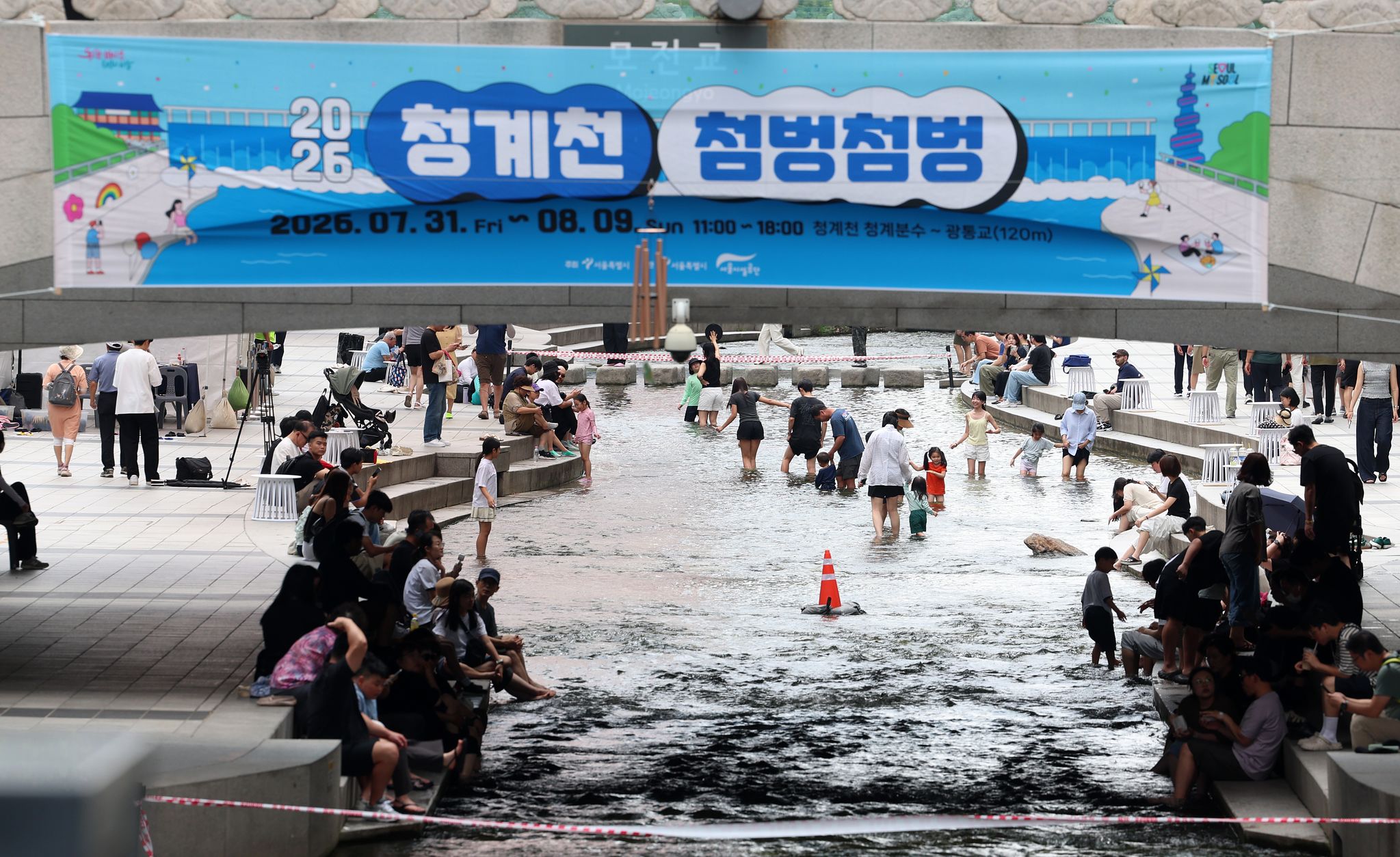 더위가 지속되고 있는 31일 서울 종로구 청계천에서 진행된 2026 청계천 첨벙첨벙에 참가한 시민들이 즐거운 시간을 보내고 있다.  청계천 첨벙첨벙은 청계폭포부터 광통교 120m 구간에서 다음 달 9일까지 열린다. 오전 11시부터 오후 6시까지 물에 발을 담그고 쉴 수 있도록 의자와 테이블 등이 설치된다. 뉴시스