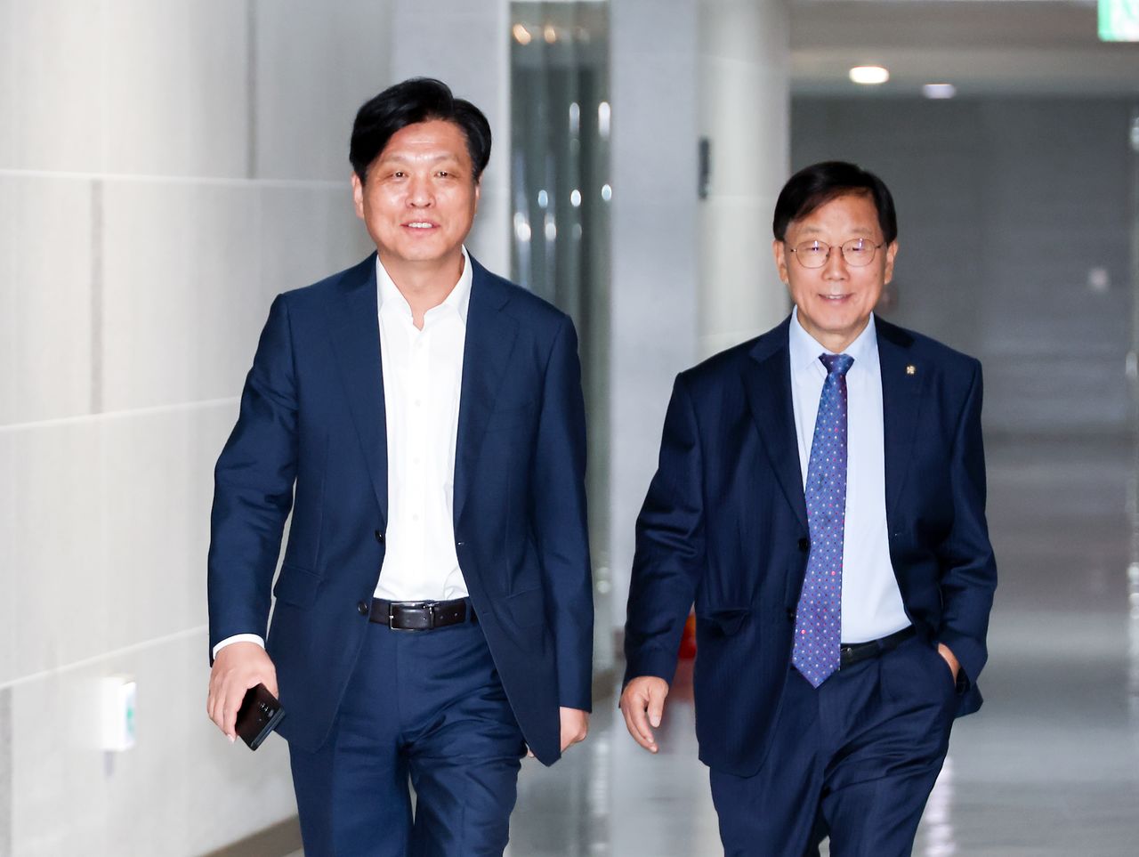 조승래 국회 재정경제기획위원회 위원장(왼쪽)이 30일 국회 의원회관에서 열린 세제개편 안 논의를 위한 국회 재정경제기획위원회 비공개 당정 협의에 입장하고 있다. 오른쪽은 윤후덕 위원. 연합뉴스