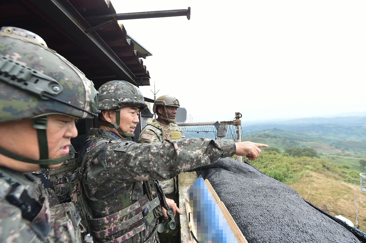 진영승 합참의장이 지난해 10월 3일 제이비어 브런슨 주한미군사령관 겸 한미연합군사령관과 서부전선 접적지역 GP·GOP부대를 방문, 군사대비태세를 점검하고 있다. 사진 합참=연합뉴스