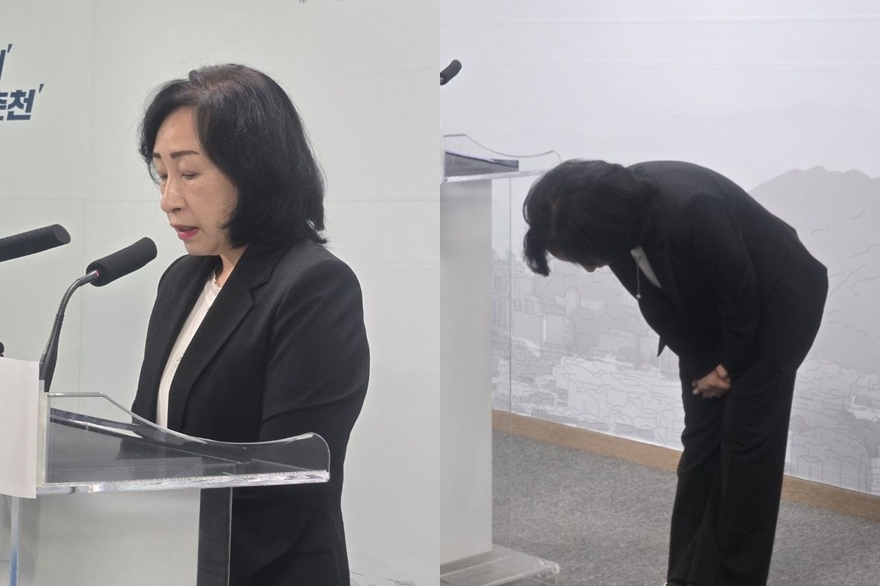 더불어민주당 김지숙 춘천시의원이 31일 시청 브리핑룸에서 주취 소란을 피운 데 대해 기자회견한 후 머리 숙여 사과하고 있다. 연합뉴스