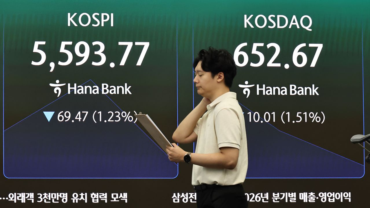 30일 서울 중구 하나은행 딜링룸 현황판에 코스피 등이 표시되고 있다. 연합뉴스
