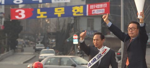 1996년 3월 27일 15대 총선 종로구에 출마한 신한국당 이명박 후보와 박찬종(오른쪽) 수도권선대위원장이 선거운동을 하고 있다. 중앙포토 