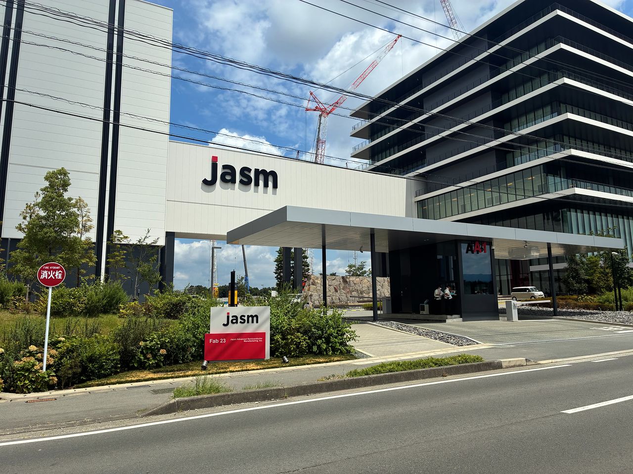 30일 일본 구마모토 기쿠요마치에 있는 TSMC 일본 자회사 JASM 제1공장. 28일 강진의 여파로 가동이 멈춘 상태다. 유성운 특파원