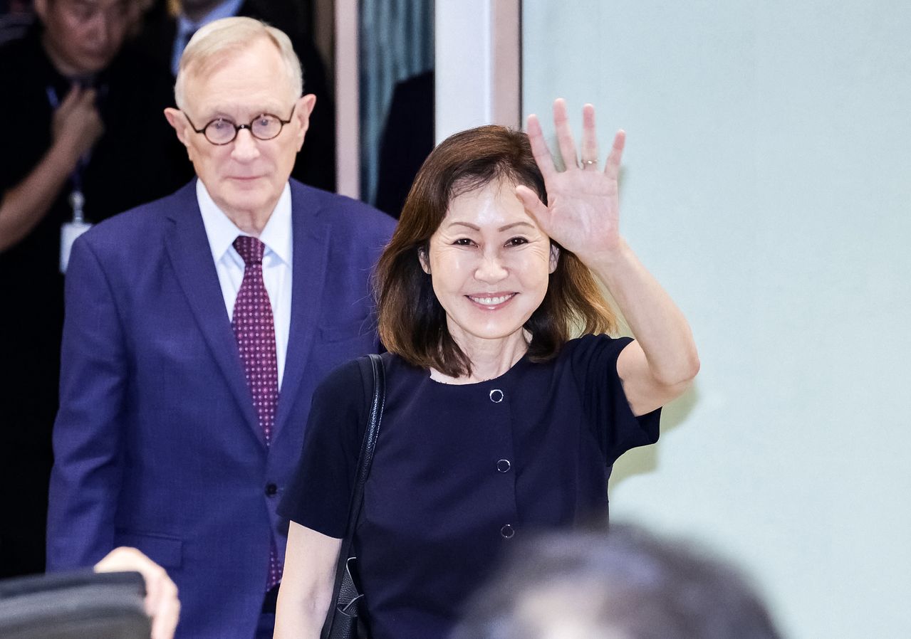 트럼프 2기 행정부 첫 주한 미국대사에 부임한 미셸 스틸 대사가 30일 인천국제공항 제2여객터미널을 통해 입국하며 인사하고 있다. 스틸 대사는 이날 발표한 성명에서 “한·미 동맹은 세계에서 가장 강력한 동맹 중 하나로 자리 잡았다”고 말했다. 왼쪽은 남편 숀 스틸 변호사. [공항사진기자단]