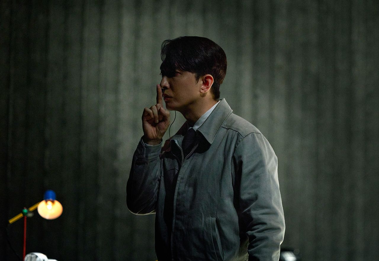 연극 ‘타인의 삶’에 출연한 윤나무. 사진 프로젝트그룹 일다