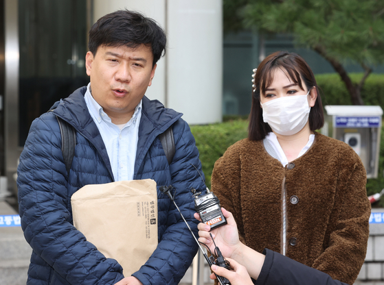 2021년 3월 19일'간첩 조작 사건' 피해자 유우성(왼쪽), 유가려 씨가 자신들에게 가혹행위와 허위진술을 강요한 혐의를 받는 국정원 직원들의 1심 속행 공판에 앞서 서울 서초구 서울중앙지법 앞에서 기자회견을 하고 있다.연합뉴스