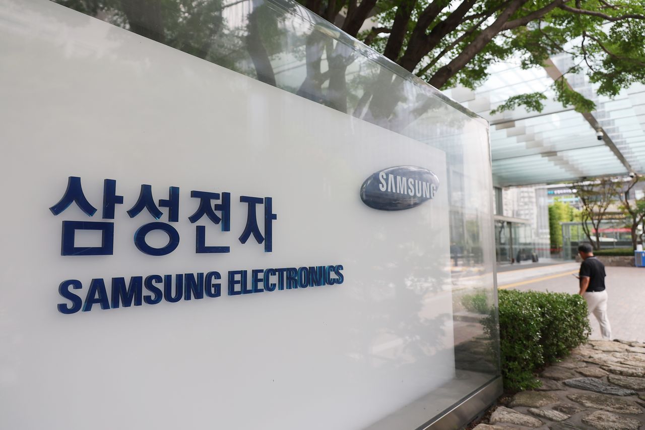 삼성전자가 3분기 연속 역대 최대 실적을 기록한 가운데 반도체 사업으로만 89조원이 넘는 영업이익을 거뒀다. 연합뉴스