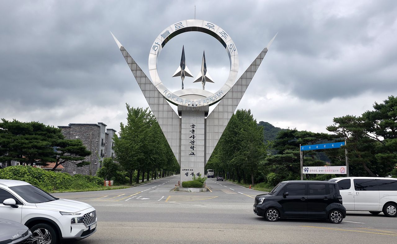 충북 청주시 상당구 남일면에 있는 공군사관학교는 1985년 서울 대방동에서 청주캠퍼스로 이전했다. 사진은 공군사관학교 정문에 있는 상징탑. 김성태 객원기자
