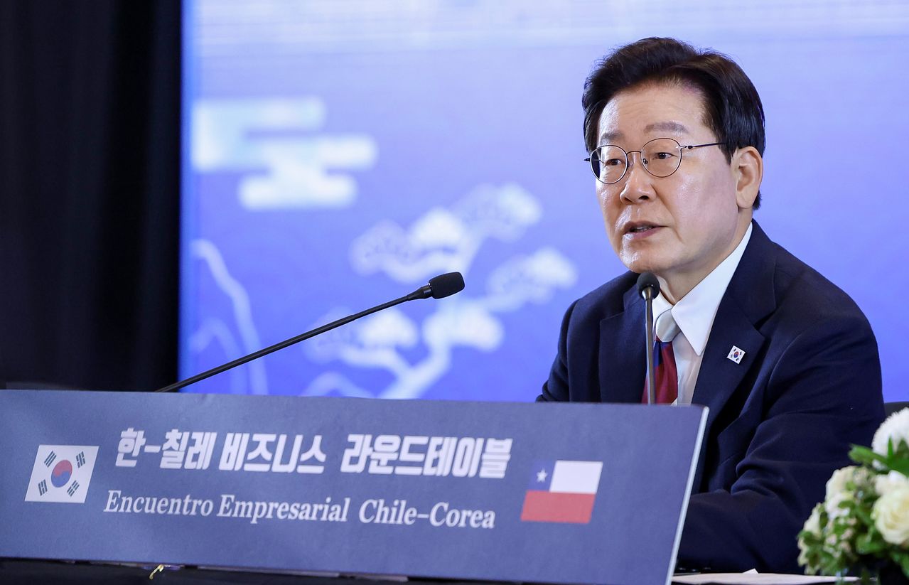이재명 대통령이 30일(현지시간) 칠레 산티아고 한 호텔에서 열린 한-칠레 비즈니스 라운드 테이블에서 발언하고 있다. 연합뉴스
