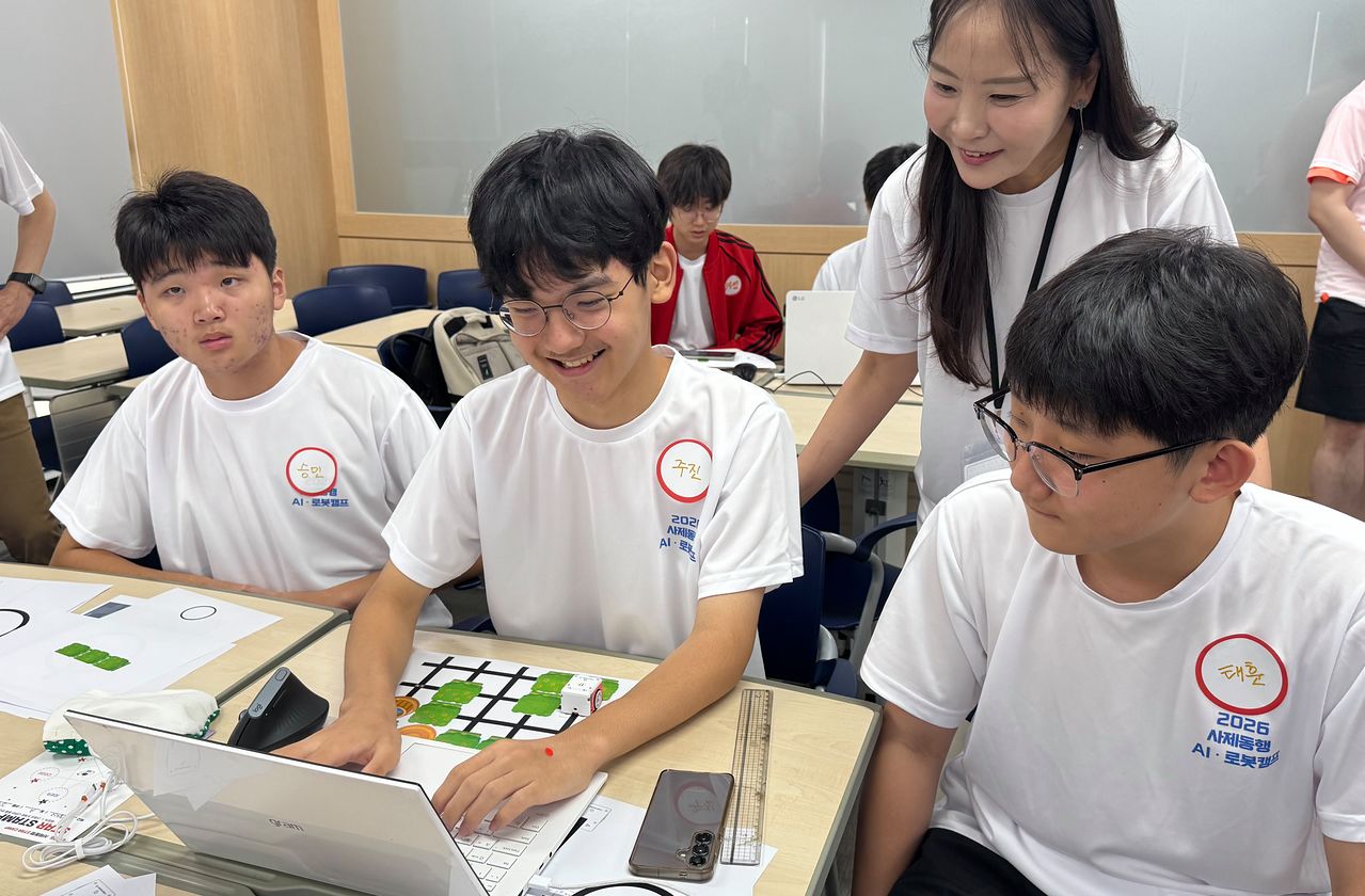 지난달 17일 서울시교육청에서 주최한 'AI·로봇 사제동행 캠프'에 참가한 학생들이 교사 지도를 받아 코딩프로그램 실습을 하고 있다. 이보람 기자