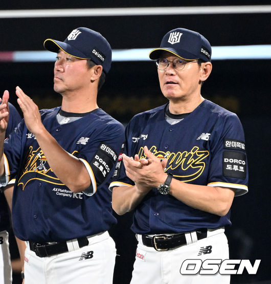 [OSEN=수원, 이대선 기자] KT는 31일 수원 KT 위즈파크에서 열린 2026 신한 SOL KBO리그 한화와의 경기에서 5-3으로 승리했다. 경기 종료 후 KT 이강철 감독이 선수들에게 박수를 보내고 있다. 2026.07.31 /sunday@osen.co.kr