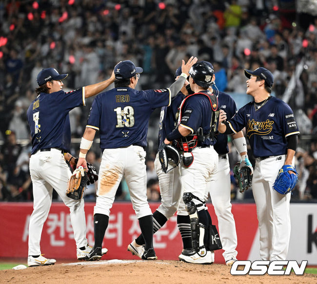 [OSEN=수원, 이대선 기자] KT는 31일 수원 KT 위즈파크에서 열린 2026 신한 SOL KBO리그 한화와의 경기에서 5-3으로 승리했다. 경기 종료 후 KT 선수들이 환호하고 있다. 2026.07.31 /sunday@osen.co.kr