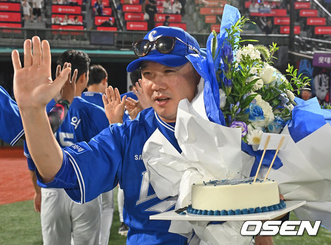[OSEN=부산, 이석우 기자] 31일 부산 사직야구장에서 2026 신한 SOL KBO 리그 롯데 자이언츠와 삼성 라이온즈의 경기가 열렸다. 홈팀 롯데는 김진욱이, 방문팀 삼성은 원태인이 선발 출전했다.삼성 라이온즈 박진만 감독이 300승을 달성하고 선수들의 축하를 받고 있다. 2026.07.31 / foto0307@osen.co.kr