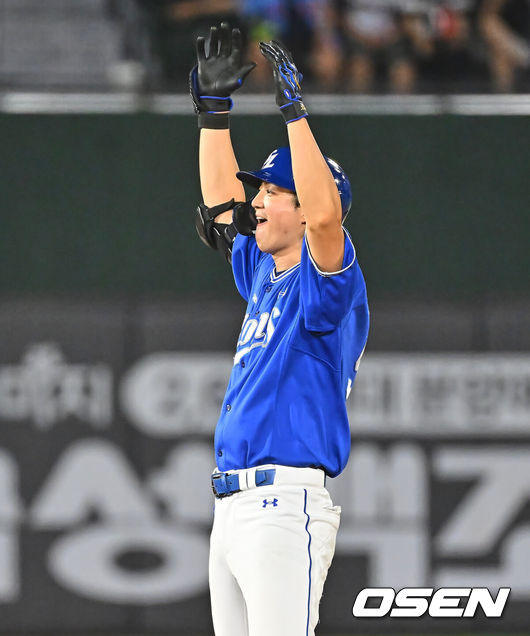 [OSEN=부산, 이석우 기자] 31일 부산 사직야구장에서 2026 신한 SOL KBO 리그 롯데 자이언츠와 삼성 라이온즈의 경기가 열렸다. 홈팀 롯데는 김진욱이, 방문팀 삼성은 원태인이 선발 출전했다.삼성 라이온즈 구자욱이 6회초 2사 만루 좌익수 왼쪽 2타점 2루타를 치고 세리머니를 하고 있다. 2026.07.31 / foto0307@osen.co.kr