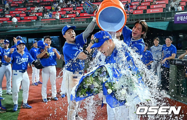 [OSEN=부산, 이석우 기자] 31일 부산 사직야구장에서 2026 신한 SOL KBO 리그 롯데 자이언츠와 삼성 라이온즈의 경기가 열렸다. 홈팀 롯데는 김진욱이, 방문팀 삼성은 원태인이 선발 출전했다.삼성 라이온즈 박진만 감독이 300승을 달성하고 선수들의 축하 물세례를 받고 있다. 2026.07.31 / foto0307@osen.co.kr