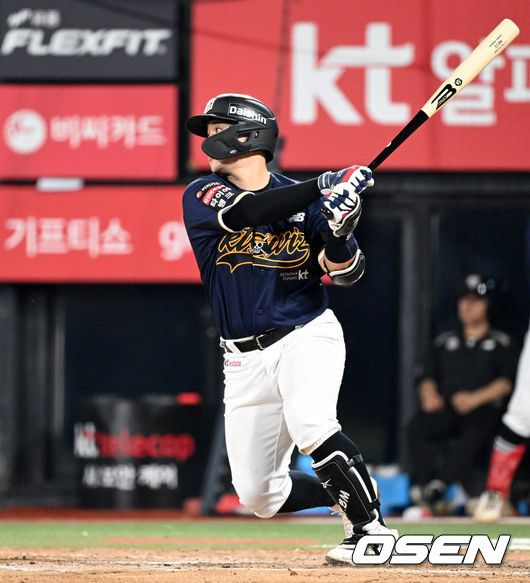 [OSEN=수원, 이대선 기자] 31일 수원 KT위즈파크에서 2026 신한 SOL KBO리그 KT 위즈와 한화 이글스의 경기가 열렸다.이날 KT는 소형준, 한화는 류현진을 선발로 내세웠다.6회말 1사 2,3루에서 KT 한승택이 우중간 2타점 적시타를 치고 있다. 2026.07.31 /sunday@osen.co.kr
