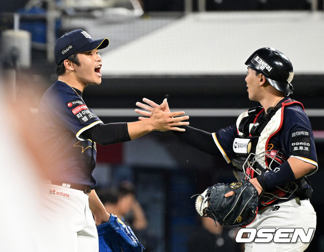 [OSEN=수원, 이대선 기자] KT는 31일 수원 KT 위즈파크에서 열린 2026 신한 SOL KBO리그 한화와의 경기에서 5-3으로 승리했다. 경기 종료 후 KT 박영현이 한승택과 환호하고 있다. 2026.07.31 /sunday@osen.co.kr